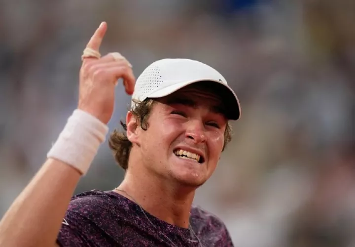 El joven brasileño Joao Fonseca dio la gran sorpresa, tras vencer al serbio Novak Djokovic. Foto: EFE