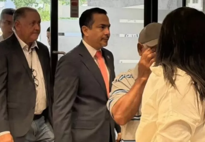 El procurador Luis Rudy Gomez llega al Registro Público. 