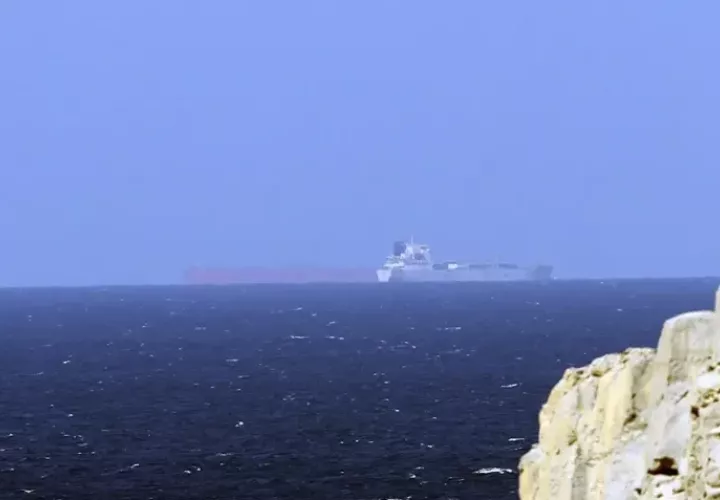 Fotografía de archivo de un buque cruzando el Estrecho de Ormuz, en Omán. Foto: EFE
