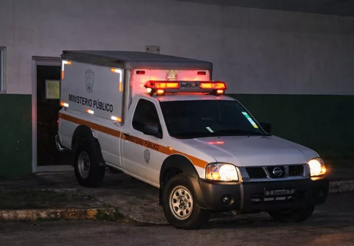 El cadáver fue trasladado a la mogue judicial de Colón.  /  Foto: Diómedes Sánchez