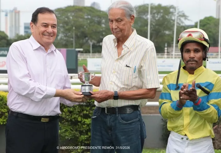Luis Shirley (c) propietario de Doña Perfecta, recibió la copa del triunfo de manos de Raúl Endara (i). A la derecha, el jinete Ángel Rivas. Foto: Omar Yerar Batista