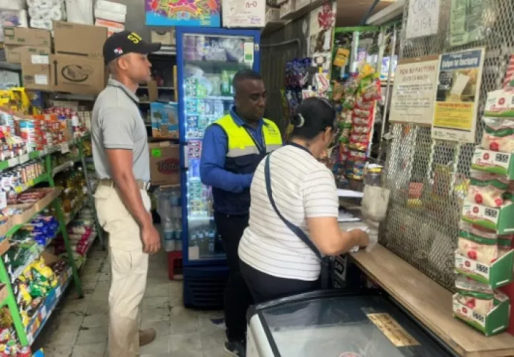 Durante el recorrido se brindó orientación a los propietarios y encargados de los diversos locales comerciales visitados.