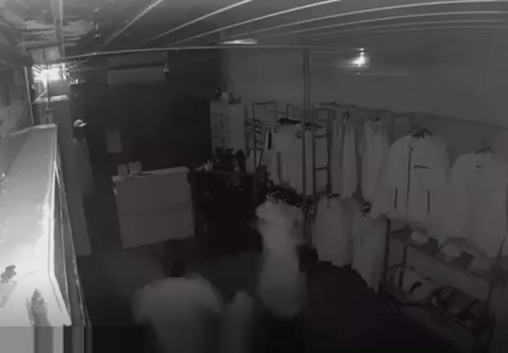 La cámara siguió grabando el hurto en medio de la oscuridad.  /  Captura de video