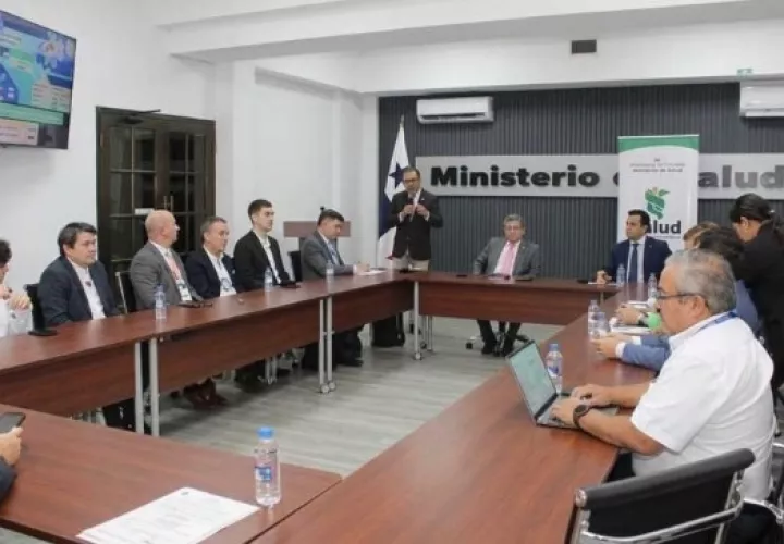 La reunión fue encabezada por el viceministro Manuel Zambrano, quien recibió a representantes de varias empresas dedicadas a la fabricación de medicamentos.