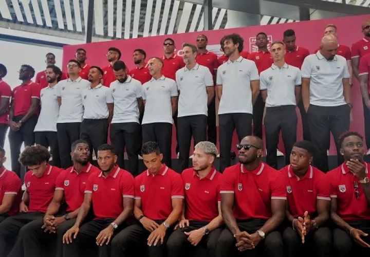 La Selección de Fútbol de Panamá y el cuerpo técnico previo a la salida del aeropuerto de Tocumen. Foto: EFE