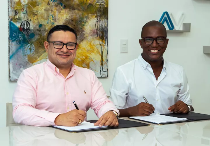 Michael Caballero, CEO de Advisors, y Franklyn Robinson, presidente de Panama Pride 2026, firman el convenio. Foto: Cortesía