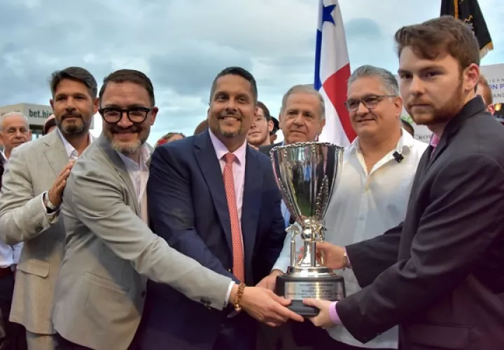 El Ministro de la Presidencia, Juan Carlos Orillac, entrega la copa a los dueños de Takao. Foto: Boris Valdivieso
