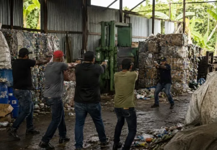 El propietario de una empresa recicladora, ubicada en la comunidad de San Pedro, sector C, llegó a su local y encontró en el interior a cuatro sujetos armados. Foto creada con IA