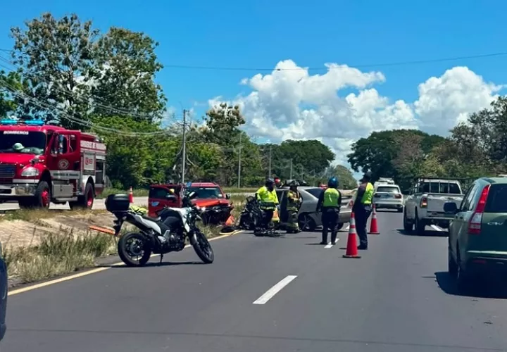En el accidente están involucrados una camioneta y un sedán.  /  Foto: TraficoCpanama