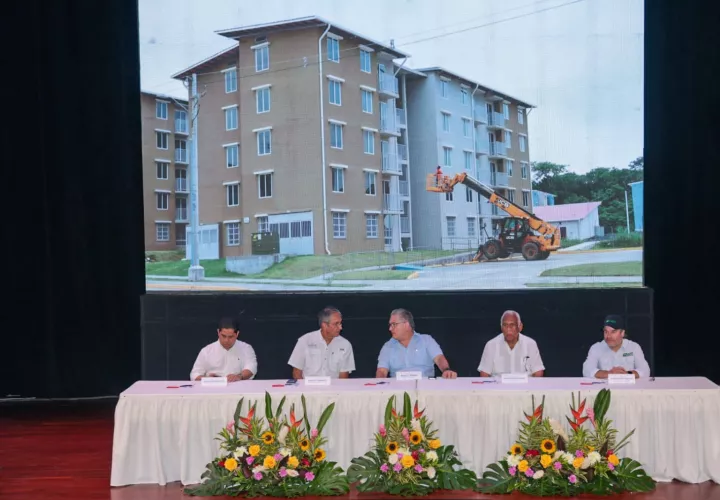 Las nuevas soluciones habitacionales están distribuidas en 20 torres de edificios de cuatro niveles, con apartamentos de dos y tres recámaras.