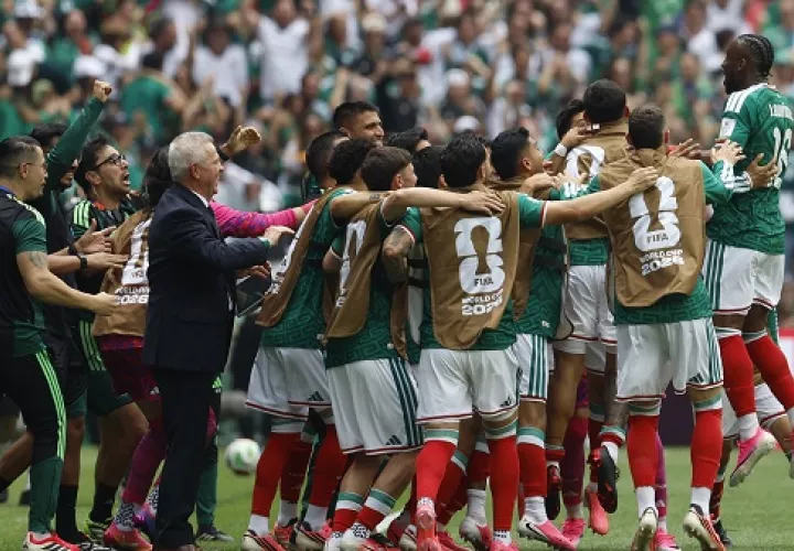 Jugadores del equipo de México celebran el gol de Julián Quiñonez. Foto: EFE