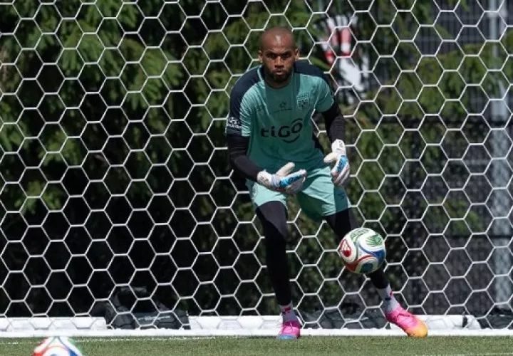 El portero Luis 'Manotas' Mejía durante la práctica. Foto: FPF