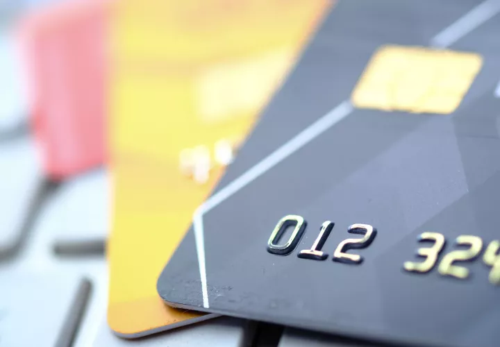 Al cierre de abril de 2026, el saldo de tarjetas de crédito en el sistema bancario alcanzó los 2,977 millones de dólares. Foto: Pexels