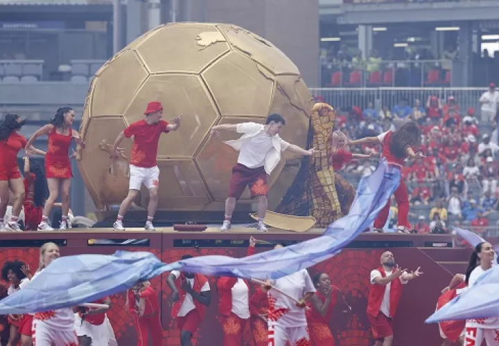 Artistas se presentan en la inauguración del Mundial de la FIFA 2026 este viernes en el estadio BMO Field de Toronto (Canadá). Foto: EFE