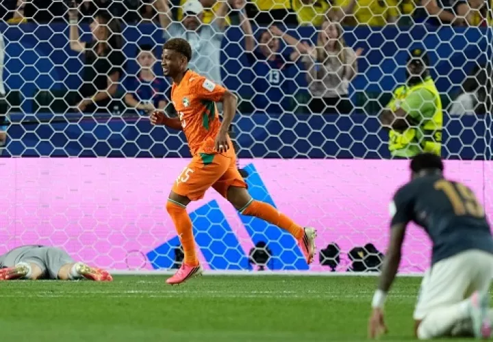 Amad Diallo (izq.) celebra su gol anotado y que fue el decisivo para el triunfo de Costa de Marfil sobre Ecuador. 