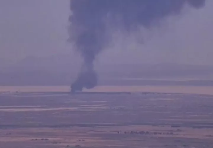 Varias imágenes tomadas en el entorno de la base aérea, situada en el condado de Kern, muestran una gran columna de humo negro. Captura de video/EFE