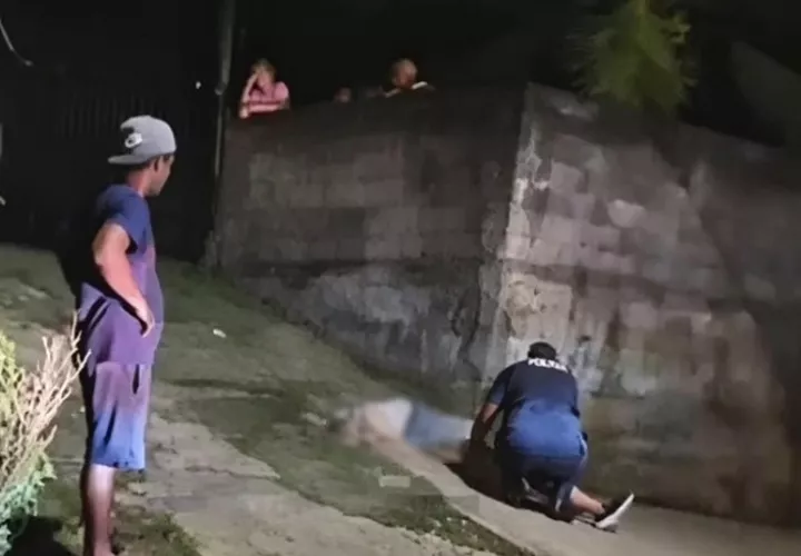Una unidad femenina de la Policía Nacional, que llegó al lugar, se agachó y abrazó a la mujer para consolarla. /  Imagen: chilibre_panama