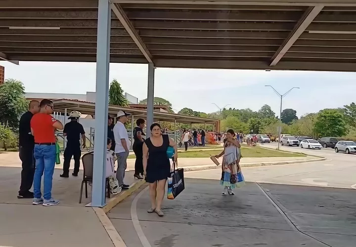 Los padres de familia están preocupados por el incremento del pasaje, ya que muchos estudiantes tendrían que desplazarse a centros educativos ubicados a mayor distancia de sus hogares.  Foto. Thays Domínguez