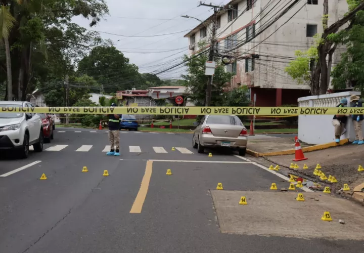 Una menor y su padrastro fueron asesinados ayer cuando sujetos en moto abrieron fuego contra el auto en el que viajaban ambas víctimas. 