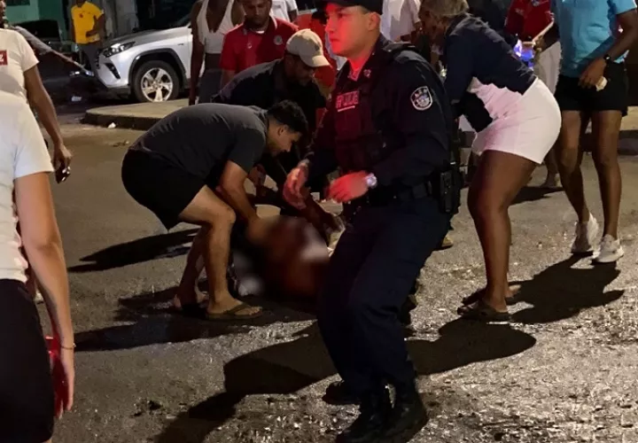 Varios chorrilleros ayudaron a subir a 'Bobo' al vagón de la pick up hasta el hospital. Lamentablemente, todo fue en vano: de todas formas, falleció.  