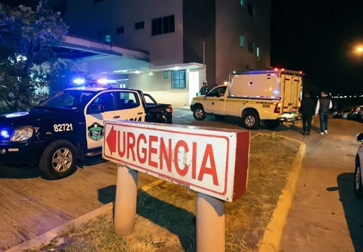 La víctima fue trasladada al hospital, pero las heridas ocasionadas por las balas eran tan graves que falleció en el cuarto de urgencia.  /  Imagene generada con IA