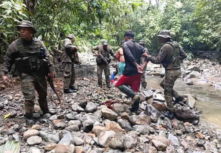 Los detenidos fueron sorprendidos en flagrancia realizando labores de extracción ilegal de minerales.  /  Foto: Senafront