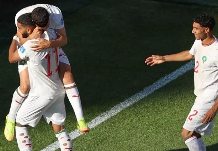 El marroquí Ismael Saibari (11) es felicitado por sus compañeros al anotar el único gol del partido. Foto: EFE