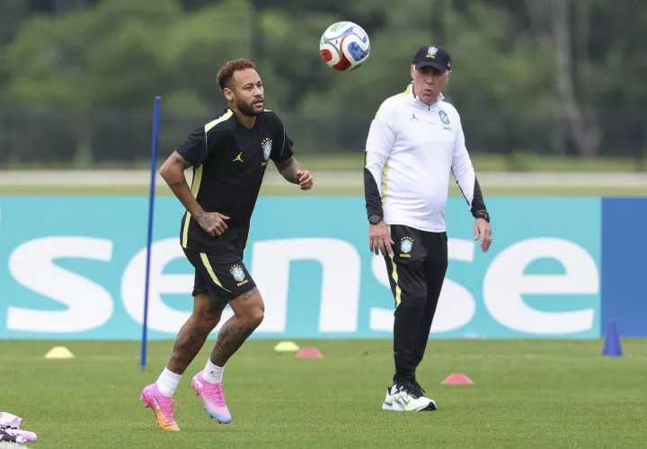 l seleccionador de Brasil, Carlo Ancelotti (d), observa al jugador Neymar durante un entrenamiento en el centro de entrenamiento. /Foto: EFE