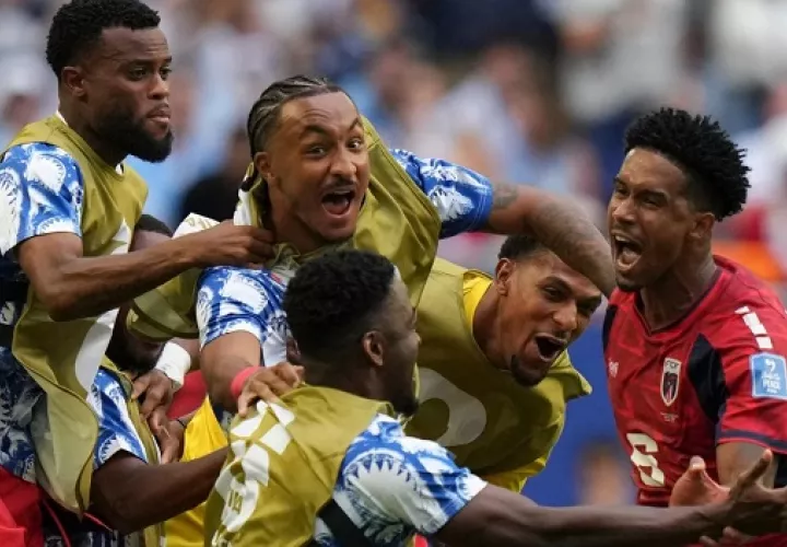 Jugadores de Cabo Verde festejan el primer gol anotado ante Uruguay. 