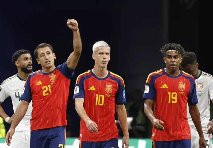 Mikel Oyarzábal (i), Dani Olmo (c) y Lamine Yamal. Foto: EFE
