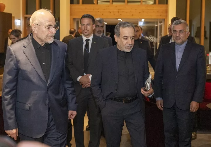 El presidente del Parlamento de Irán, Mohamad Baqer Qalibaf (izq.), y el ministro de Asuntos Exteriores de Irán, Abás Araqchí (centro), asistIeron a una reunión en el complejo de Bürgenstock, en Obbürgen, cerca de Lucerna (Suiza). Foto. EFE