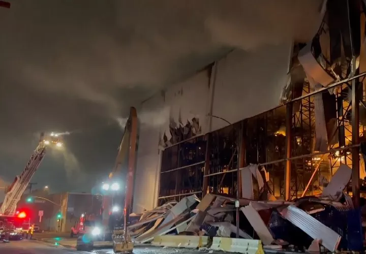 El incendio comenzó el miércoles en el tejado y se reactivó durante los últimos días por lo que las autoridades declararon este sábado el estado de emergencia. Foto. EFE