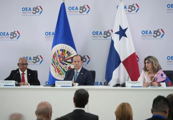 el secretario general de la Organización de los Estados Americanos (OEA), Albert R. Ramdin; el canciller de Panamá, Javier Martínez Acha y la secretaria general adjunta de la OEA, Laura Gil, participan en una rueda de prensa previa a la 56 Asamblea General de la OEA este domingo