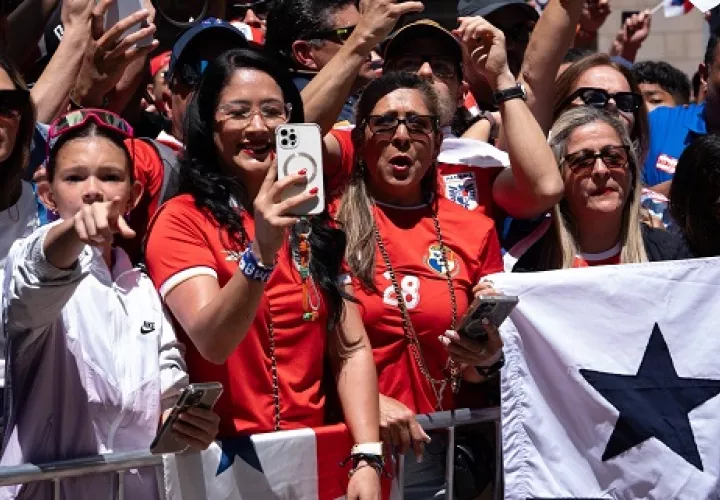 Fanáticos de Panamá en las afueras del hotel donde está hospedado la selección de Panamá en Toronto. Foto: FPF