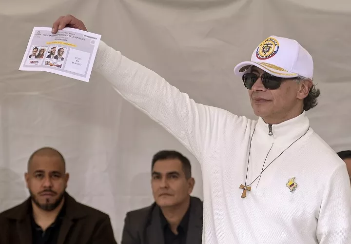 El presidente de Colombia, Gustavo Petro, muestra su voto en la segunda vuelta de las elecciones presidenciales este domingo, que elegirá a quien gobernará al país en el periodo 2026-2030. Foto. EFE