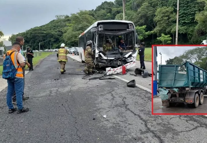 El conductor del Metrobús quedó atrapado dentro del colectivo.  /  Foto: 24/7panama