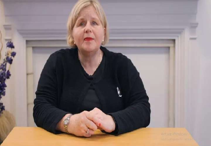 La pesquisa sobre el considerado mayor escándalo de maternidad en la historia del Servicio Nacional de Salud británico (NHS), liderada por la matrona Donna Ockenden, identificó al menos 520 casos de mujeres y niños que sufrieron daños "potencialmente evitables" o la muerte en dos hospitales del complejo entre 2012 y 2025. 