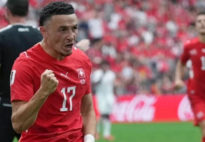 Ruben Vargas (17) celebra tras anotar el primer gol de Suiza. 