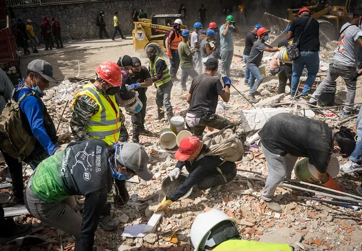 oluntarios realizan labores de remoción de escombros y rescate este jueves, en el municipio Libertador en Caracas (Venezuela). Foto. EFE
