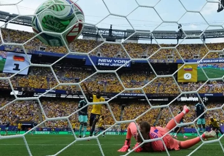 Nilson Angulo (20) anota un gol para Ecuador, batiendo al arquero alemán Manuel Neuer. 