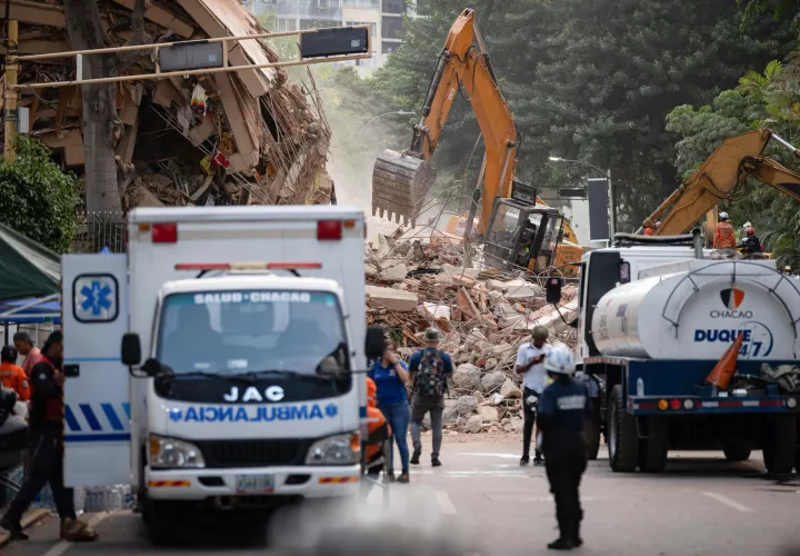 Rescatistas trabajan en una zona afectada por un terremoto, este jueves en Caracas (Venezuela). /Foto: EFE