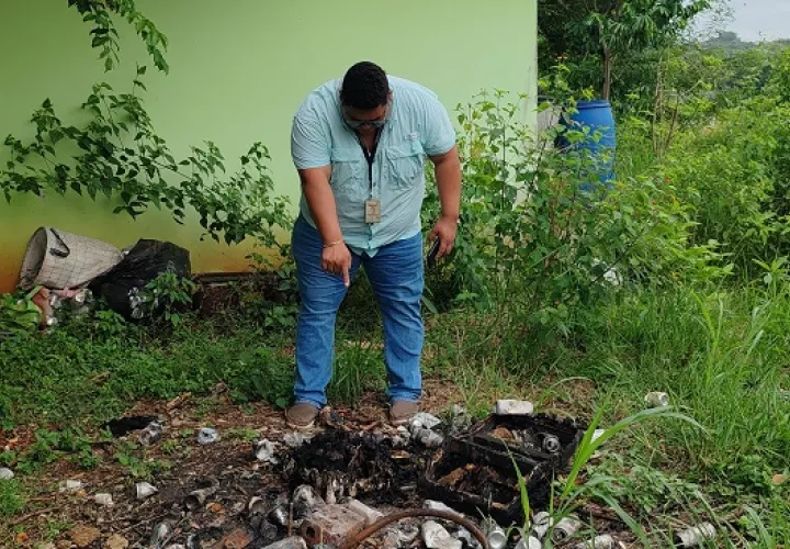 Al revisar los alrededores de la casa, entre restos de basura y madera, que hallaron los restos óseos, presuntamente del quinto cachorro.  /  Foto: Eric Montenegro