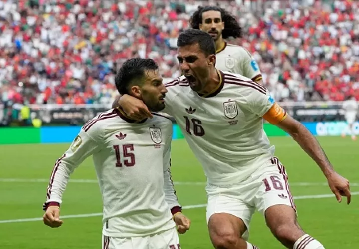 Alex Baena (izq.) es felicitado por su compañero Rodri luego de anotar el gol que dio el triunfo a España. 