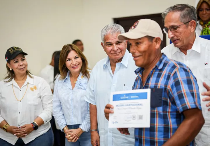 El acto se realizó en el Museo del Ferrocarril Bugabeño, en La Concepción de Bugaba, donde junto a la primera dama, Maricel Cohen de Mulino, y el ministro de Vivienda, Jaime Jované