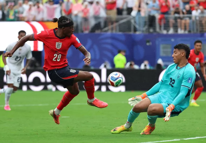 Orlando Mosquera tapa un remate de Noni Madueke. /Foto: EFE