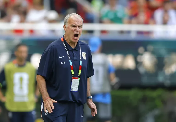 Bielsa, frustrado tras la caída de Uruguay ante España.