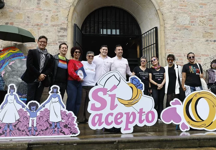 La directora del Museo Nacional, Katia González (3-i), posa con integrantes de la comunidad LGBTIQ durante un acto este domingo, en Bogotá (Colombia). Foto. EFE