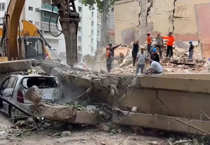 Las autoridades en El Chacao, remueven los escombros de los edificios. Foto. EFE