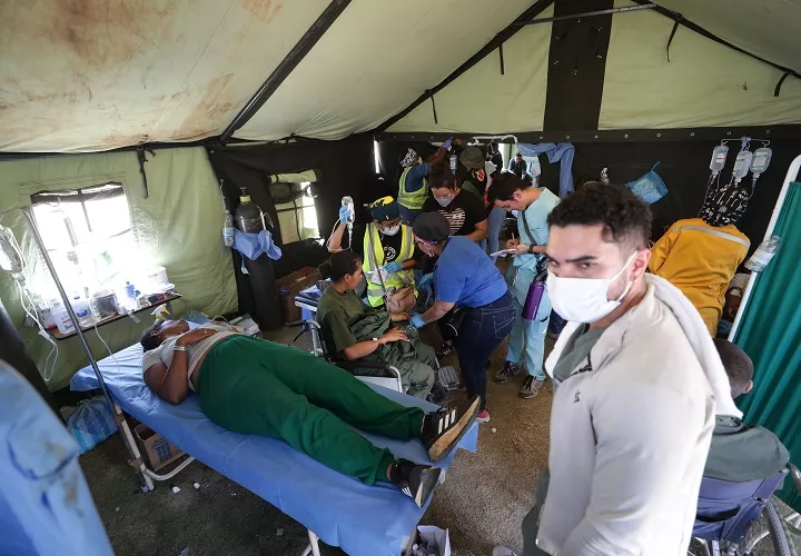 Los heridos reciben atención en hospitales de campaña. Foto. EFE