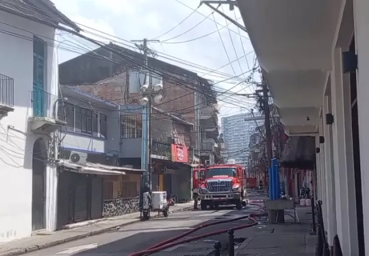 Miembros del benemérito Cuerpo de Bomberos se mantienen en el lugar. 